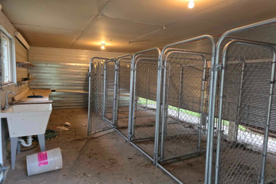 More Photos Of 748 E 12th St, Imperial Hotel For Sale