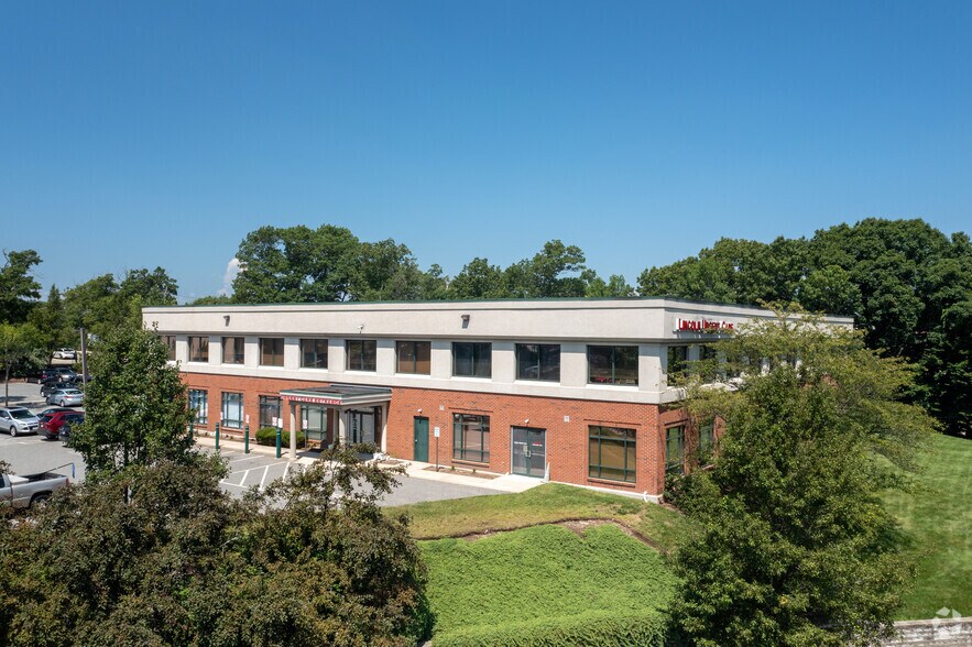 More Photos Of 2 Wake Robin Rd, Lincoln Medical For Lease