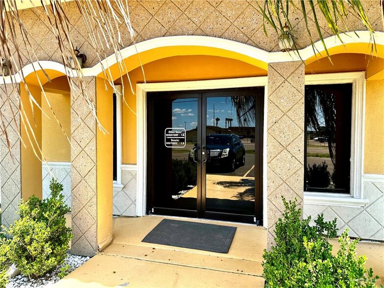 More Photos Of 412 Palmview Commercial Dr, Palmview Office For Sale