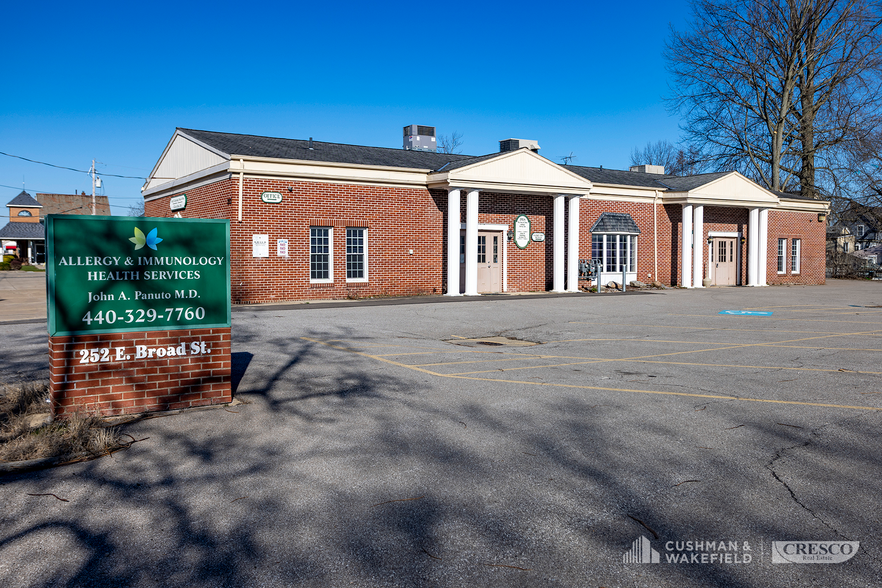 Primary Photo Of 252 E Broad St, Elyria Medical For Lease