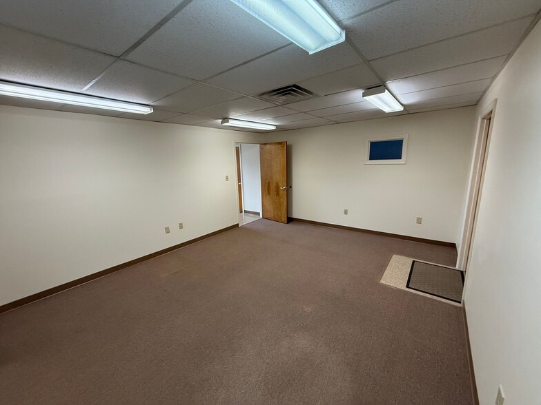 More Photos Of 2100-2122 W Central Blvd, Orlando Distribution For Lease