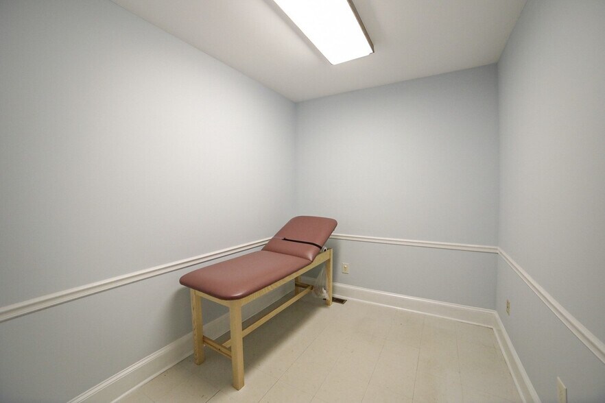 More Photos Of 385 Hawthorne Ln, Athens Medical For Lease