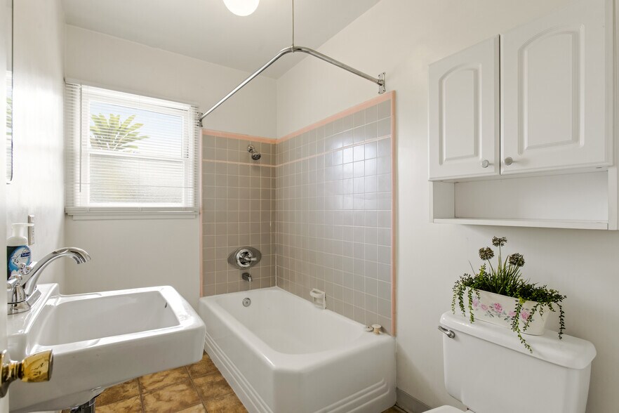 More Photos Of 2553 Nina St, Pasadena Apartments For Sale