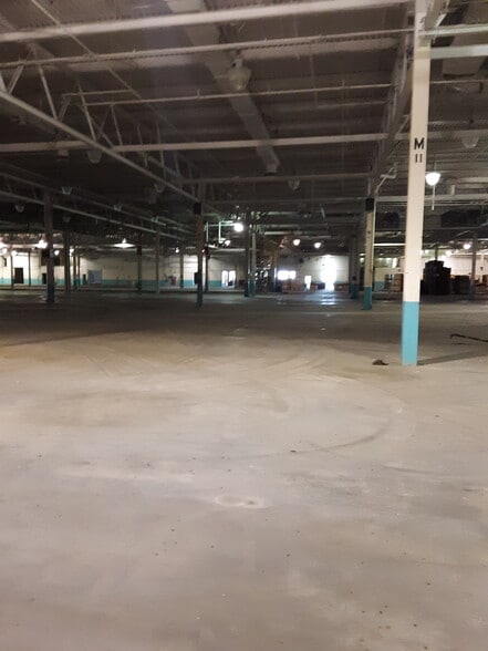 More Photos Of 1601 General Electric Rd, Bloomington Warehouse For Lease
