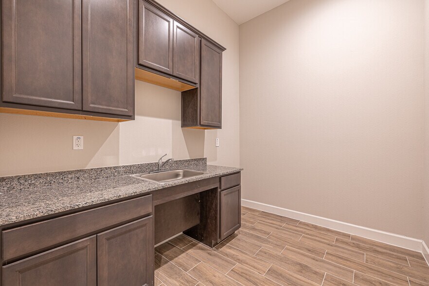 More Photos Of 5757 Flewellen Oaks Ln, Fulshear Office For Lease