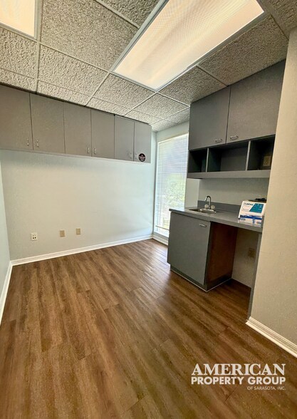More Photos Of 1219 S East Ave, Sarasota Medical For Sale