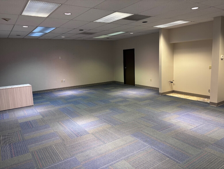 More Photos Of 15000-15042 W 106th St, Lenexa Flex For Lease