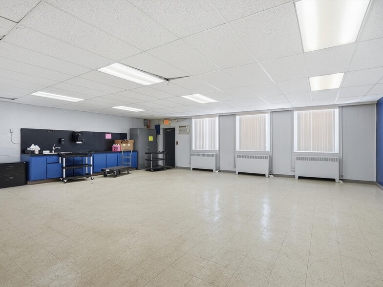 More Photos Of 5640 Williams Lake Rd, Waterford Township Light Manufacturing For Sale