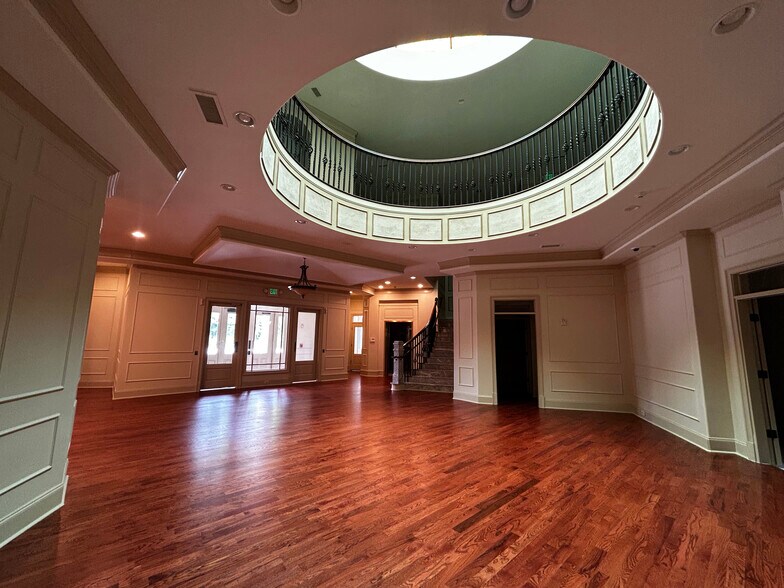 More Photos Of 630 Kennesaw Due West Rd, Kennesaw Office For Sale