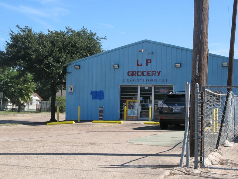 Primary Photo Of 300 E Crosstimbers St, Houston Convenience Store For Lease