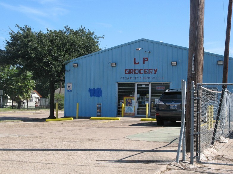 Primary Photo Of 300 E Crosstimbers St, Houston Convenience Store For Sale