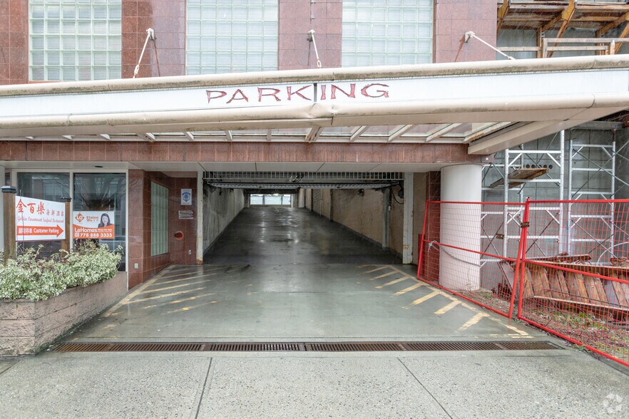 More Photos Of 8111 Anderson Rd, Richmond Office For Sale