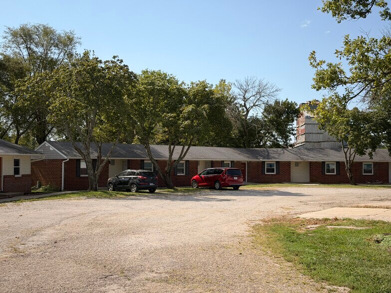 Primary Photo Of 108 Pearl St, Bedford Hotel For Sale