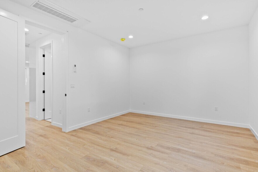 More Photos Of 6842 Cedros Ave, Van Nuys Apartments For Sale