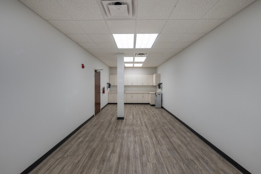More Photos Of 8801 Corporate Square Ct, Jacksonville Warehouse For Lease