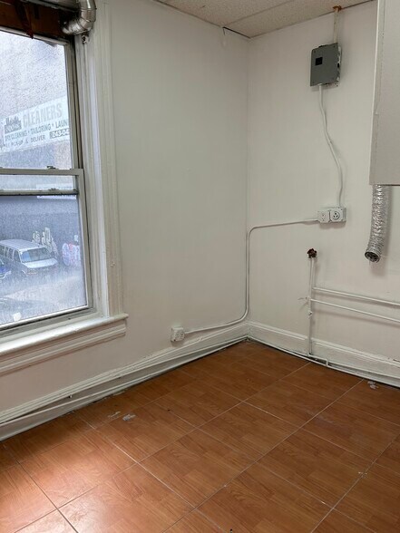 More Photos Of 101-103 W 17th St, New York Storefront Retail Residential For Lease