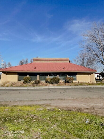 More Photos Of 210 Penninger St, Central Point Restaurant For Sale