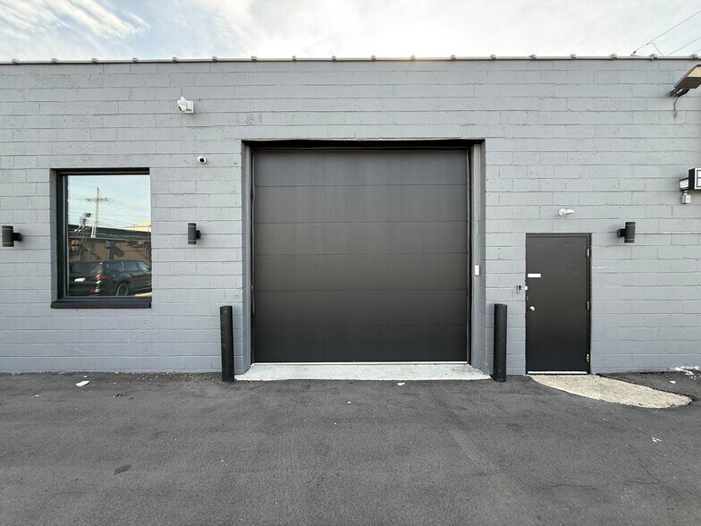 More Photos Of 24061 W 10 Mile Rd, Southfield Storefront Retail Office For Sale