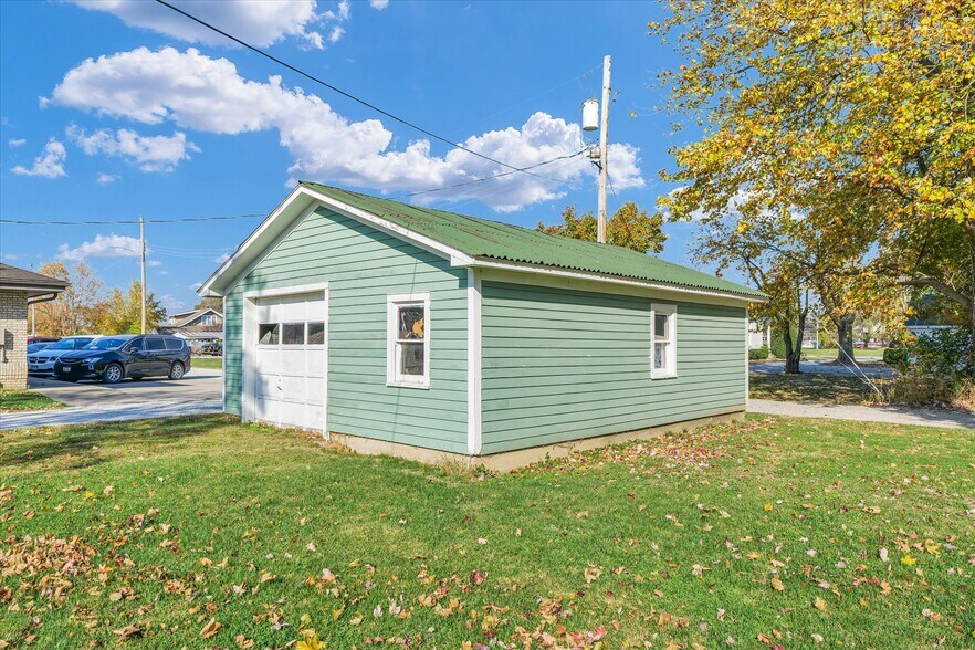 More Photos Of 207 E Main St, Toledo Bar For Sale