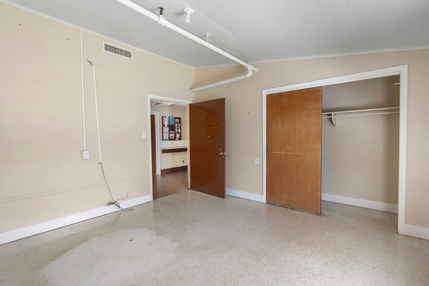 More Photos Of 510 E Bonham St, Jefferson Medical For Sale
