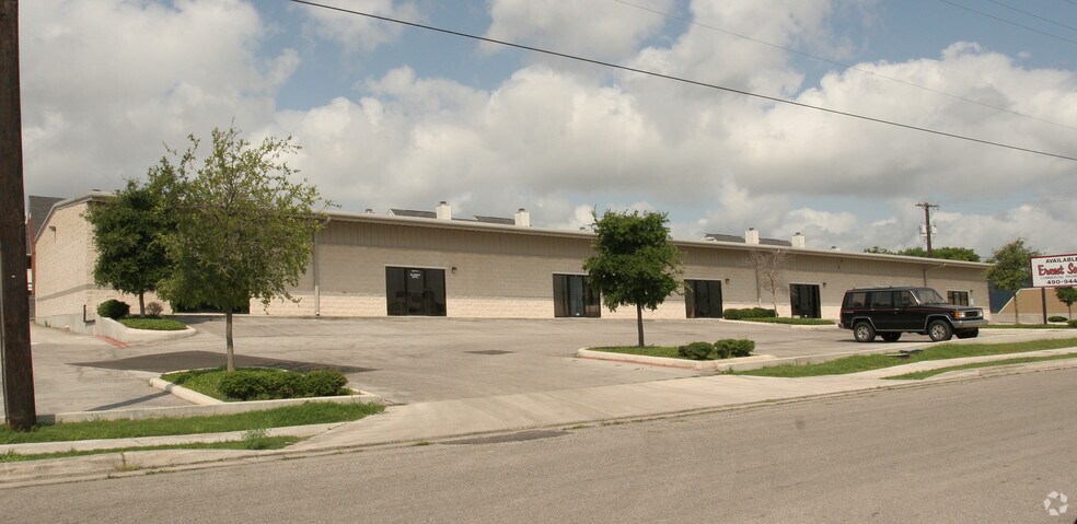 More Photos Of 10740 Hillpoint, San Antonio Showroom For Lease
