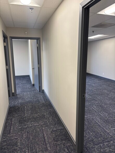 More Photos Of 2730 N Niagara Ln, Plymouth Manufacturing For Lease