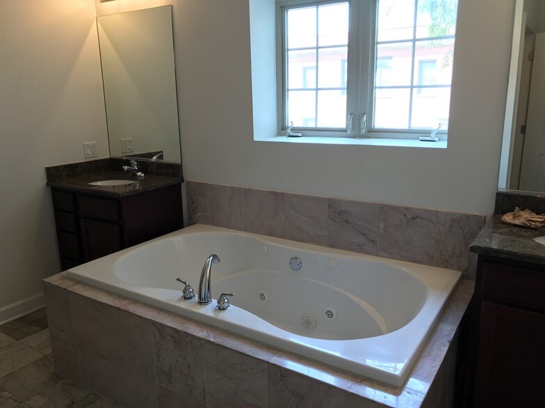 More Photos Of 720 W 47th St, Chicago Apartments For Lease