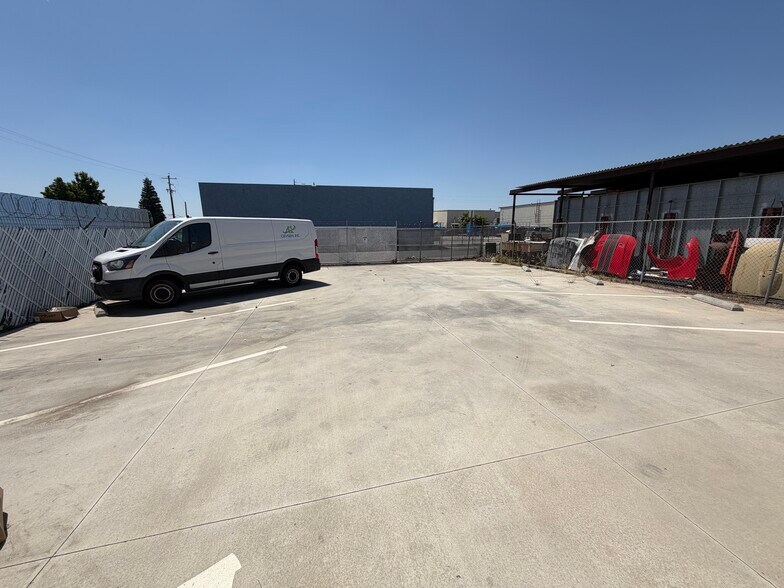 More Photos Of 1105 W Columbus St, Bakersfield Light Manufacturing For Sale