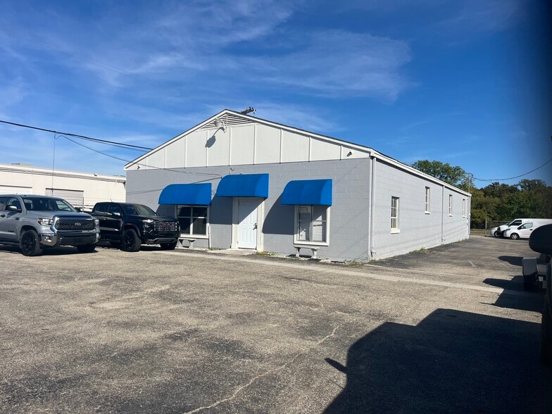 Primary Photo Of 925 Luke St, Irving General Retail For Sale