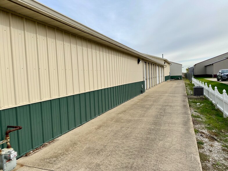 More Photos Of 780 S Chicago St, Geneseo Light Distribution For Lease