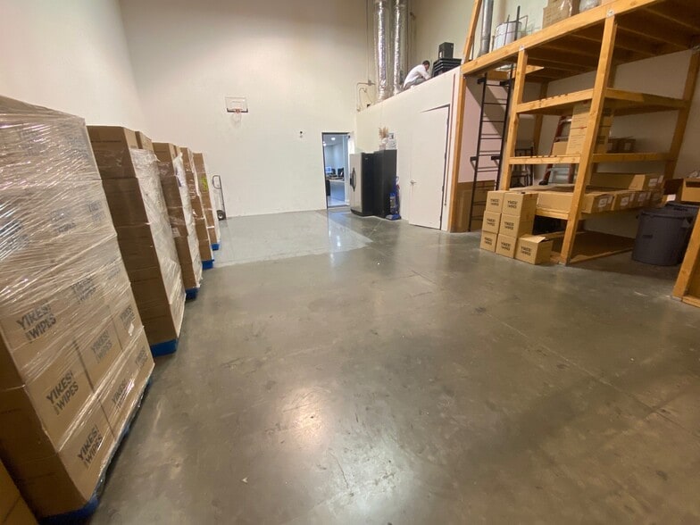 More Photos Of 18451 Collier St, Lake Elsinore Showroom For Lease