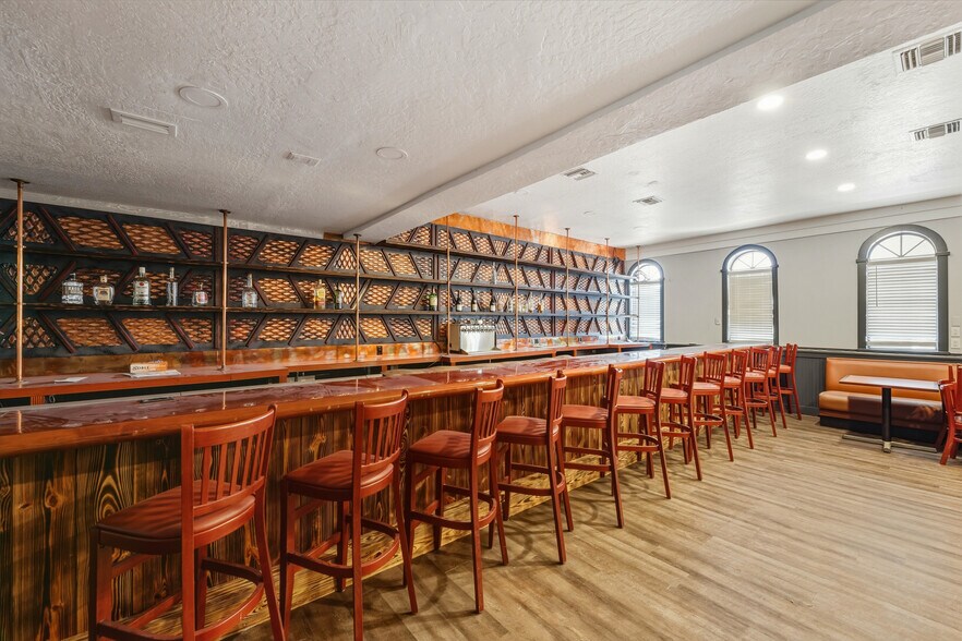 More Photos Of 300 N Cocoa Blvd, Cocoa Restaurant For Lease