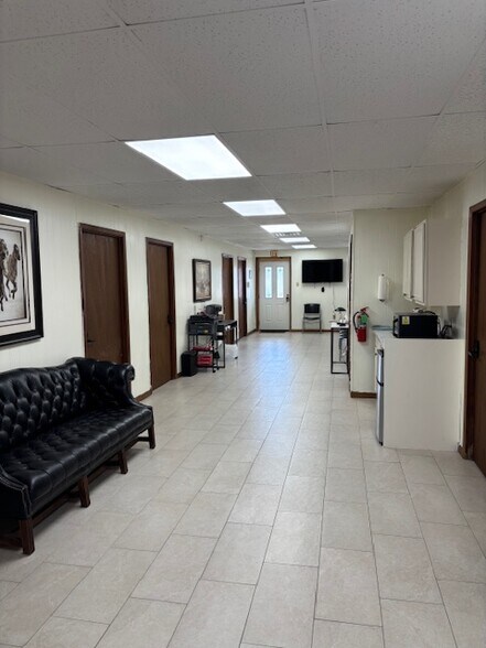 More Photos Of 707-709 N Palestine St, Athens Medical For Lease
