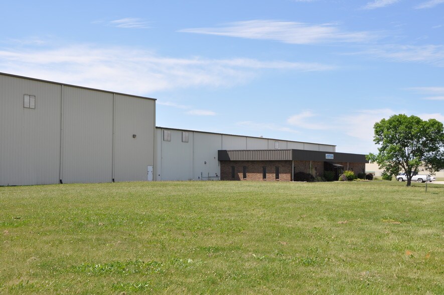 Primary Photo Of 1755 Highway Dd, Moberly Manufacturing For Sale