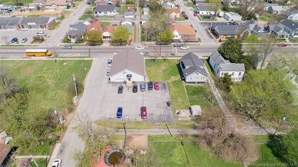 More Photos Of 1617 State St, New Albany Freestanding For Lease