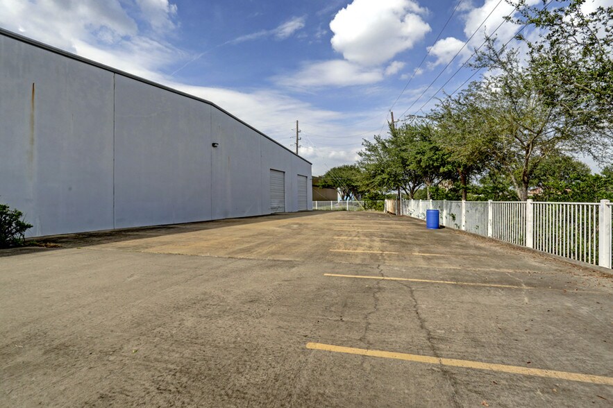 More Photos Of 10350 Fountaingate Dr, Stafford Warehouse For Lease