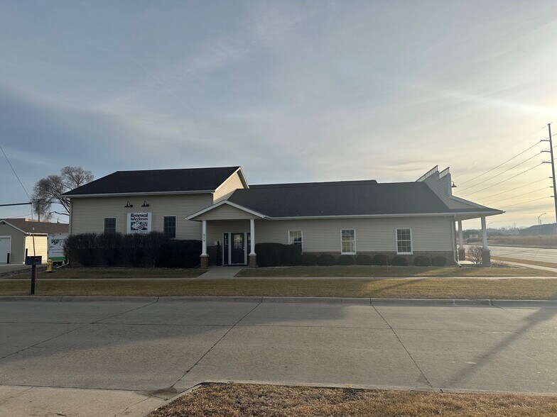 More Photos Of 517 Railroad Ave, West Des Moines Showroom For Lease