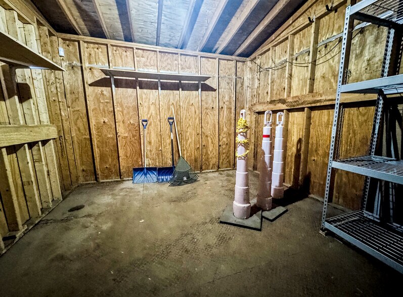 More Photos Of 33 Transport Dr, Bennington Freestanding For Sale