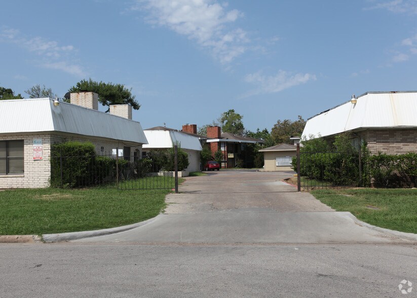 More Photos Of 8100 Leonora St, Houston Apartments For Sale