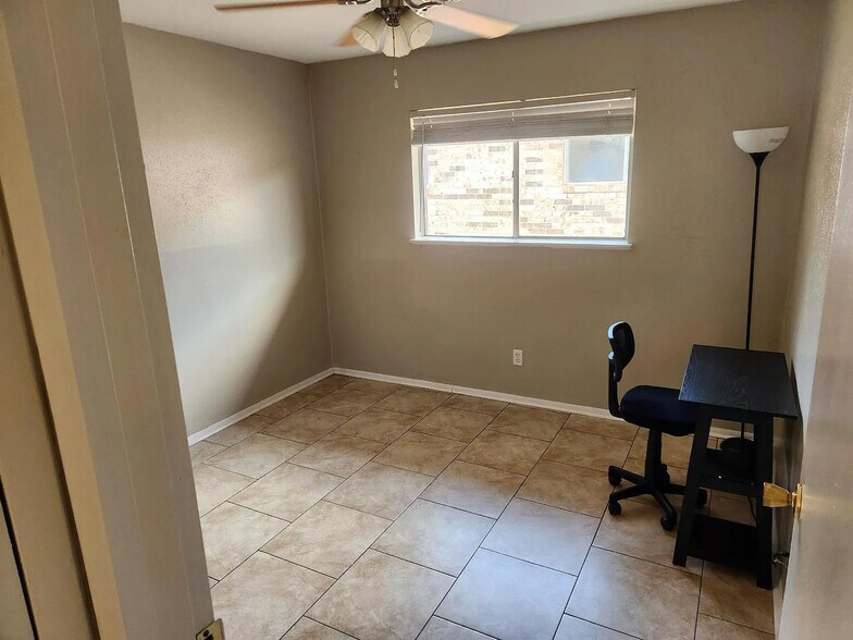 More Photos Of 1400 N Saint Marys St, Beeville Apartments For Sale