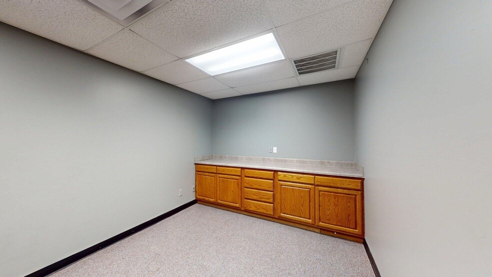 More Photos Of 2109 N Yellowood Ave, Broken Arrow Light Distribution For Lease