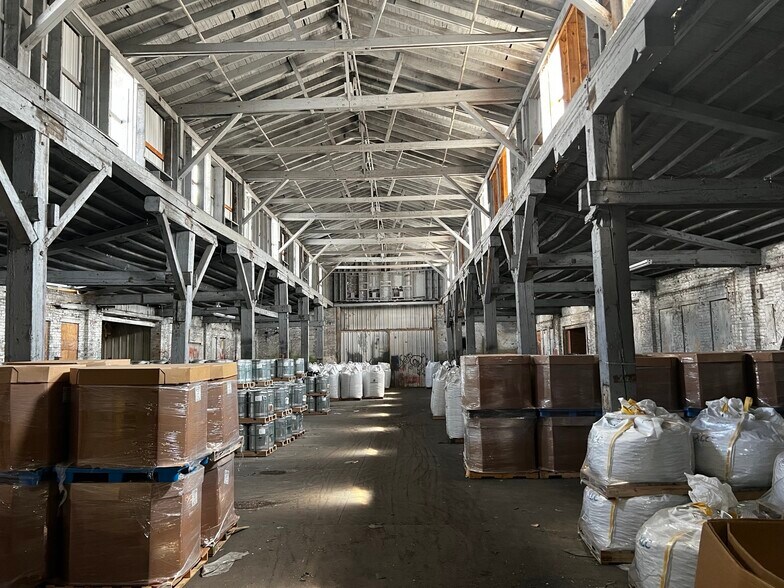 More Photos Of 327 S Tate St, Corinth Warehouse For Lease