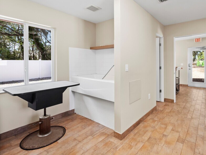 More Photos Of 3825 Sarasota Golf Club Blvd, Sarasota Veterinarian Kennel For Sale