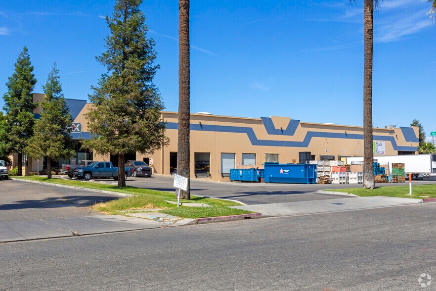 More Photos Of 5555 E Lamona Ave, Fresno Warehouse For Lease