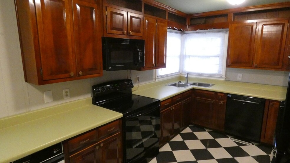 More Photos Of 2911 Middle Tennessee Blvd, Murfreesboro Office Residential For Lease