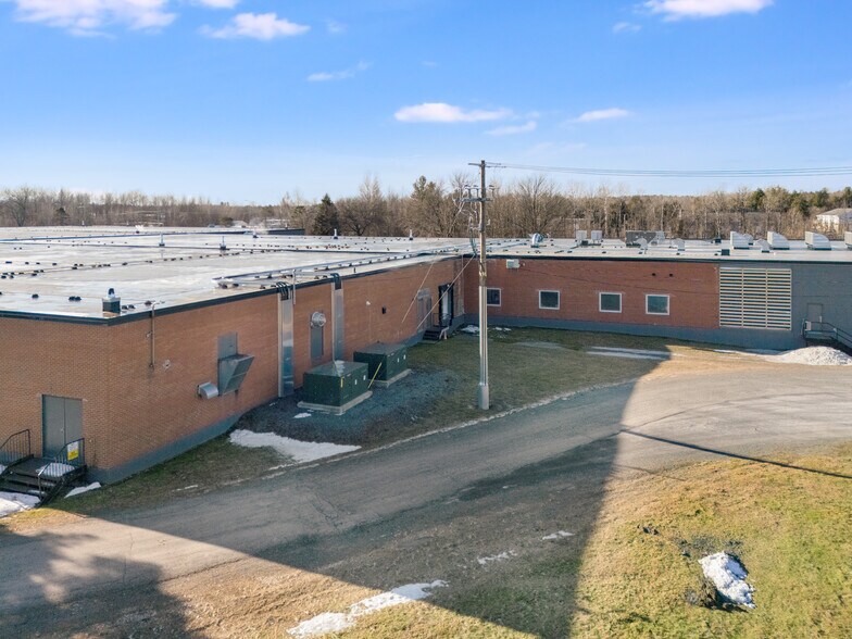 More Photos Of 135 Rue Dean, Cowansville Industrial For Lease
