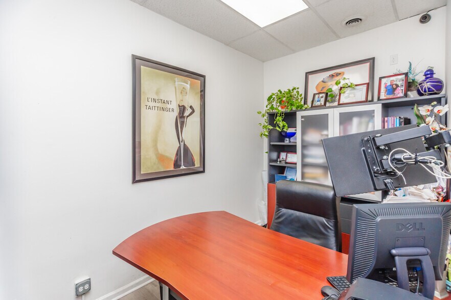 More Photos Of 1103 N Western Ave, Chicago Storefront Retail Office For Lease