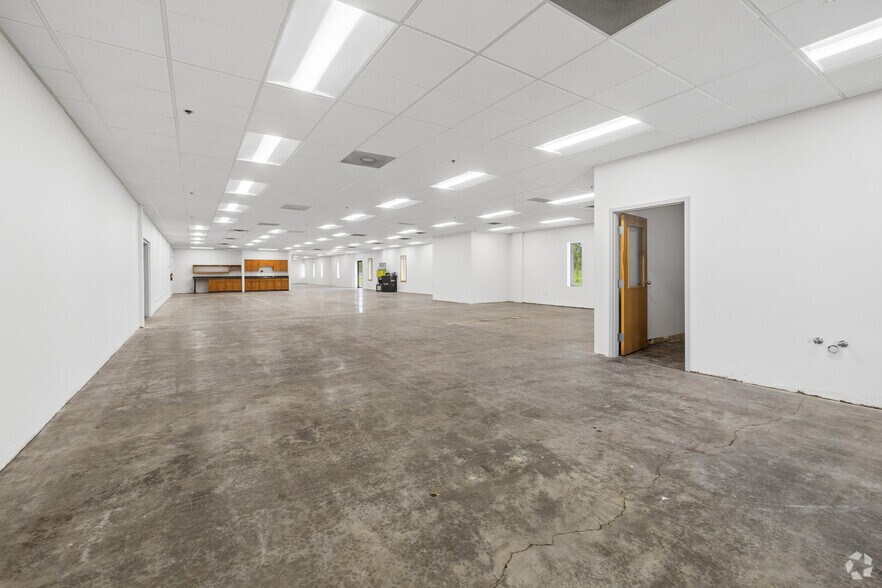 More Photos Of 10901 Hampshire Ave S, Bloomington Warehouse For Lease