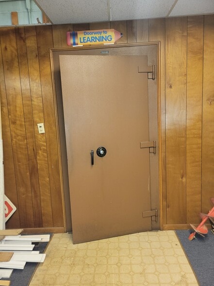 More Photos Of 755 E Hamilton Ave, Franklin Office For Sale