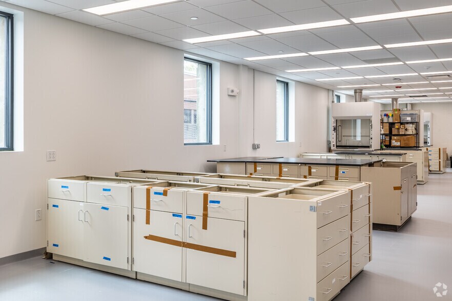 More Photos Of 154 Calvary St, Waltham Research And Development For Lease